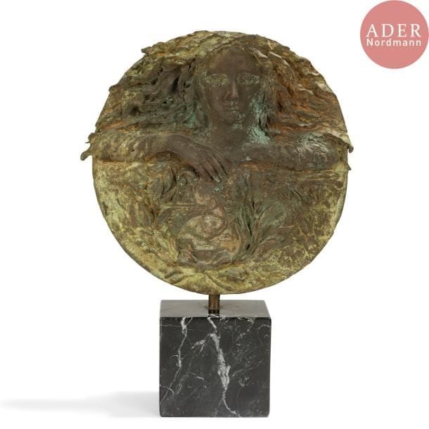TRAVAIL XXe
Allégorie
Sculpture en tondo. Épreuve en bronze à patine vert nuancé, sur un socle parallélépipédique en marbre noir veiné. Signé MA... (illisible) en bas à gauche. D. médaillon 29 cm - H. totale 44 cm
