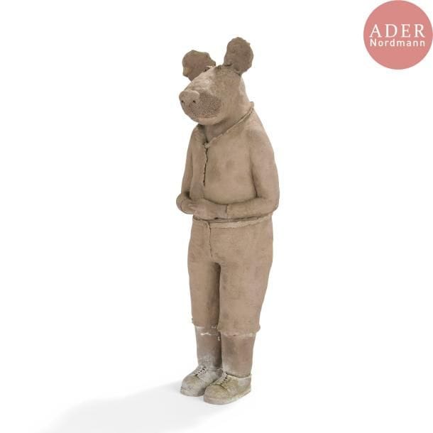 Sophie FAVRE (née en 1950) 
Chien debout, 2012 
Sculpture. Épreuve en céramique, en deux parties. Une oreille recollée et petit éclat sur l'autre oreille. Signée FAVRE sur la ceinture, au dos. H. 72,5 cm
