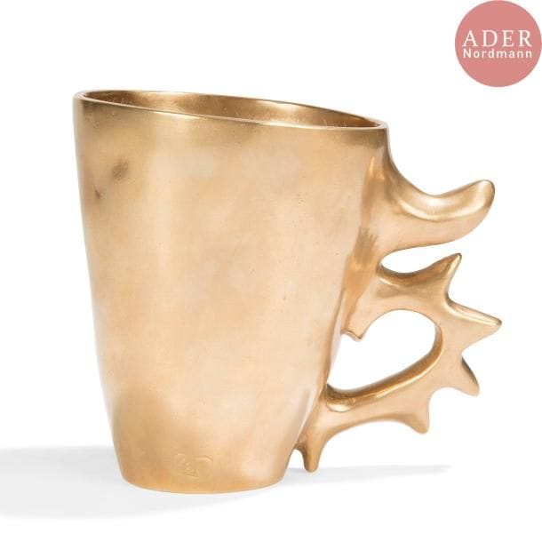 Élizabeth GAROUSTE (née en 1949) & Mattia BONETTI (né en 1953)
Tasse. Épreuve en bronze doré, l'anse mouvementée. Signée du monogramme B.G. vers la base. H. 13 cm
