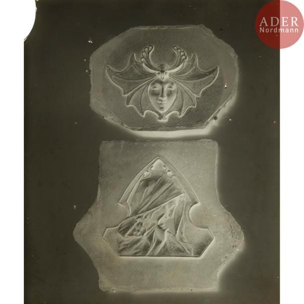 Archives René LALIQUE (1860-1945) 
Femmes, nymphes, musiciennes, femmes orientales, pleureuses, oiseaux, gargouilles, etc.
Ensemble de 17 plaques sèches au gélatino-bromure d'argent (en négatif) formant prises de vues, réalisées à l'époque, de modélos en plâtre de broches, de pendentifs, de peigne, de colliers, de bracelets, etc. exécutés dans les ateliers de l'artiste. Un manque à un angle d'une plaque. Dans leur coffret d'origine. 30 x 24 cm
