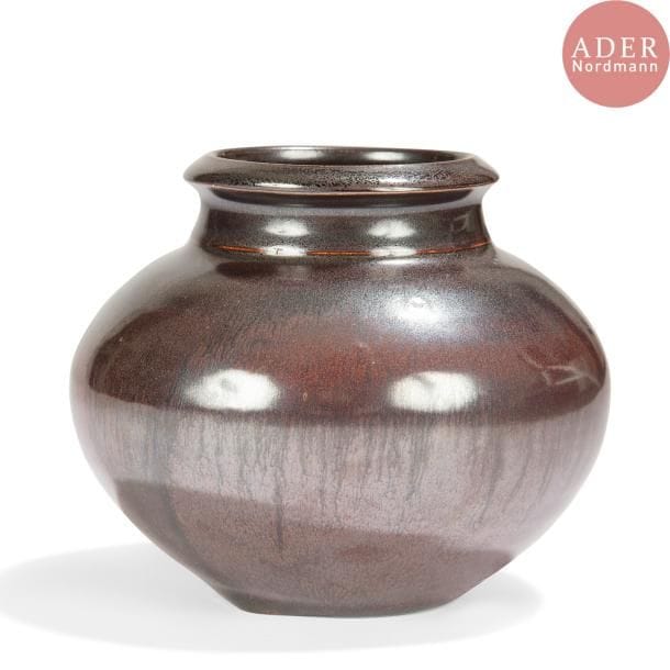 Jean GIREL (né en 1947)
Vase balustre à col ourlé et en cheminée. Épreuve en porcelaine émaillée. Signé Jean GIREL sous la base. H. 12 cm - D. 14 cm

