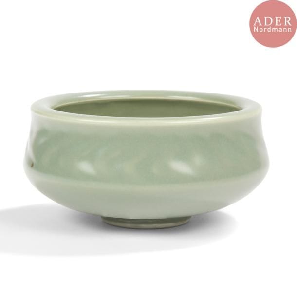Jean GIREL (né en 1947)
Coupe circulaire creuse sur un très léger talon. Épreuve en porcelaine émaillée céladon. Signée Jean GIREL sous la base. D. 12,5 cm

