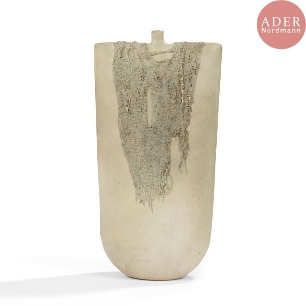 TRAVAIL CONTEMPORAIN
Grand vase en céramique émaillée. Monogrammé A.A. au revers. H. 48 cm
