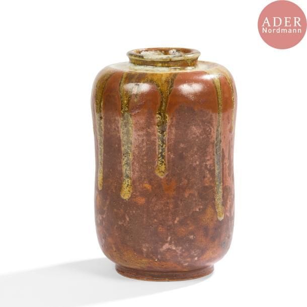 Alexandre BIGOT (1862-1927) 
Vase cylindre légèrement cintré à petit col ourlé. Épreuve en grès émaillé brun au décor de coulures beiges en chute du col. Éclats à la base. Signé sous la base et numéroté B402 et P373. H. 20,5 cm
