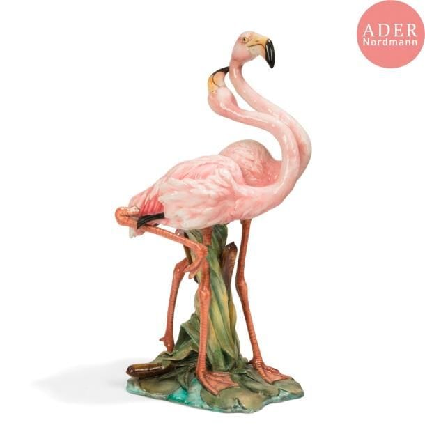 BARBOTINE
Couple de flamants rose parmi les roseaux
Sculpture. Épreuve en céramique émaillée polychrome, dite barbotine. Quelques manques, notamment à l'extrémité des plumes, et une fente sous la base. Signée TAY sur la base. H. 58 cm
