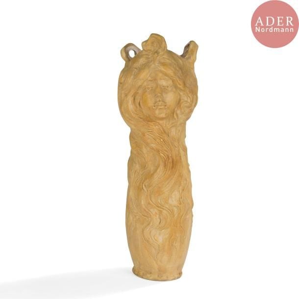 STYLE ART NOUVEAU
Femme à la longue chevelure
Vase anthropomorphe. Épreuve en céramique, l'extérieur patiné ocre, l'intérieur émaillé blanc craquelé. Porte un monogramme R.C. dans un triangle sous la base. H. 51 cm
