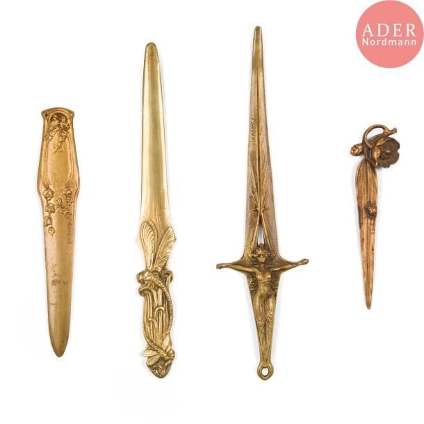 ART NOUVEAU - G. FLAMAND, A. SABATIER, Maurice FRÉCOURT (1890-1961), F. DELON 
Nymphe, Libellules, Colombes & lierre, Scarabée
Réunion de 4 coupe-papiers et d'un cachet aux initiales FSA. Épreuves en bronze doré. Diverses longueurs
