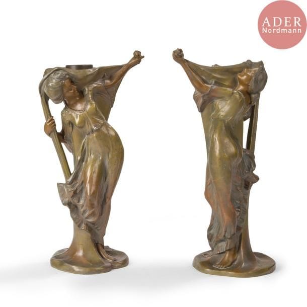 TRAVAIL ART NOUVEAU 
Femmes aux roses 
Paire de vases montés en lampes. Épreuves en régule patiné polychrome. Circa 1900. H. 43,5 cm
