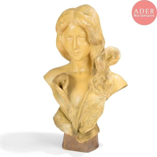 Édition Friedrich GOLDSCHEIDER & F. GORI Sculpteur 
Femme aux arums
Buste sculpté. Épreuve en terre cuite patinée anis. Signé F. GORI sur une feuille et porte le cachet de l'atelier Sculpture Friedrich GOLDSCHEIDER Wien, le cachet Reproduction réservée, la lettre C et les numéros 2385 / 54 / 19 au dos de la base. H. 58,5 cm
