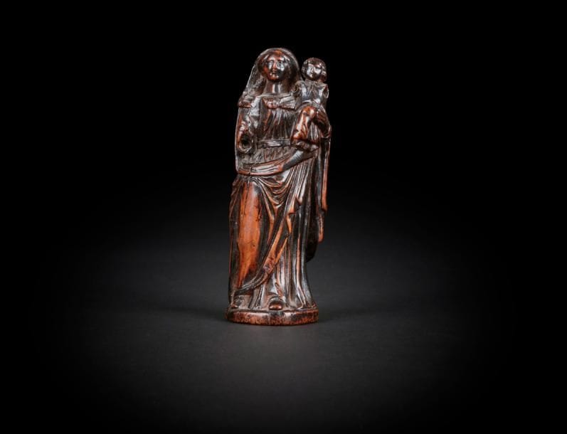 Vierge à l’Enfant en buis sculpté en ronde-bosse et patiné. Debout, tenant l’Enfant sur son bras gauche, Marie est vêtue d’une robe ceinturée et d’un manteau dont un pan revient sur le devant.
XVIIe siècle.
Hauteur : 11,5 cm
(manques les bras de l’Enfant et l’avant-bras de la Vierge)
