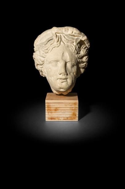 École française de la fin du XVIIe siècle
Tête de femme
Fragment de sculpture en ronde-bosse en pierre calcaire
H : 25 ,5 cm
Usures à l’épiderme, accidents, manques et restaurations
