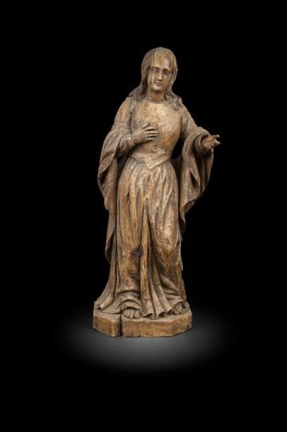 École française du XVIIIe siècle
Sainte Femme
Sculpture en ronde bosse en bois 
H : 85 cm 
Accidents et manques (doigts de la main gauche)
