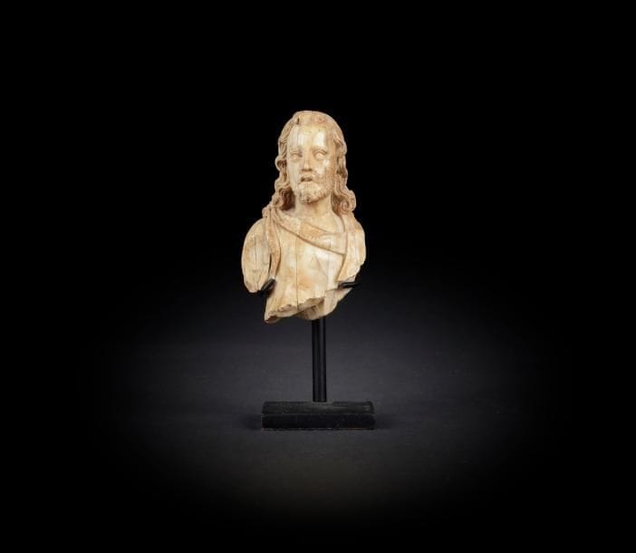 Buste de Christ en ivoire sculpté en ronde-bosse.
Italie, XVIe siècle
Hauteur : 7 cm.
(fragment, petit manque à la chevelure)
Soclé
