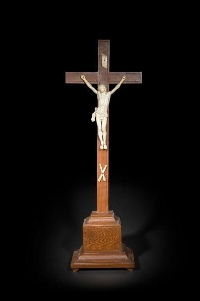 Grand crucifix avec Christ en ivoire sculpté. 
Christ et croix : XIXe siècle 
Base d’époque postérieure