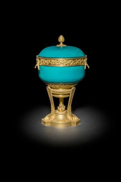 Grand vase pot-pourri en porcelaine et bronze doré, reposant sur une base simulant un brûle-parfum à montants en griffes.
Milieu du XIXe siècle
H : 43 cm
