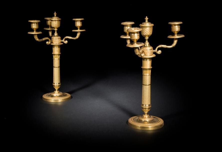 Paire de candélabres en bronze redoré à quatre lumières et décor guilloché à motifs géométriques.
XIXe siècle 
H : 40 cm
