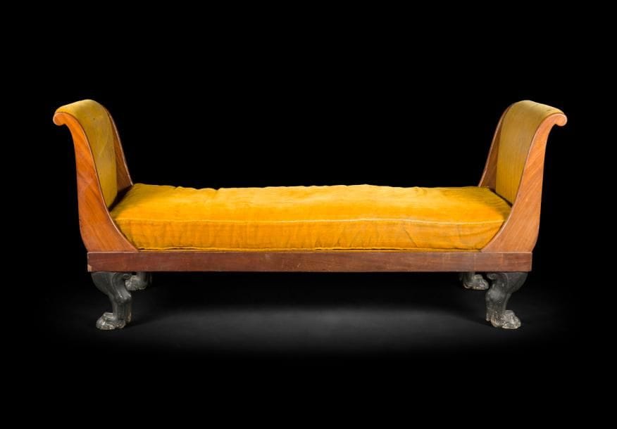 Lit de repos en acajou et bois noirci, à deux dossiers en enroulement, reposant sur des pieds en griffe.
Dans le goût de Bernard Molitor
Époque Consulat (accidents)
H : 81,5 cm, L : 185 cm, P : 66 cm