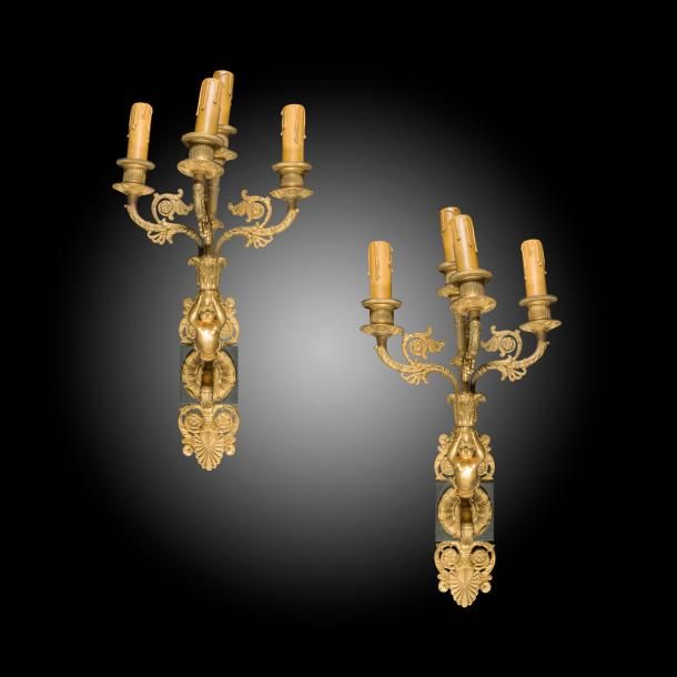 Paire d’appliques en enfants en bronze patiné et bronze doré, à trois lumières en enroulement à rosaces.
Milieu du XIXe siècle (restaurations)
H : 40 cm