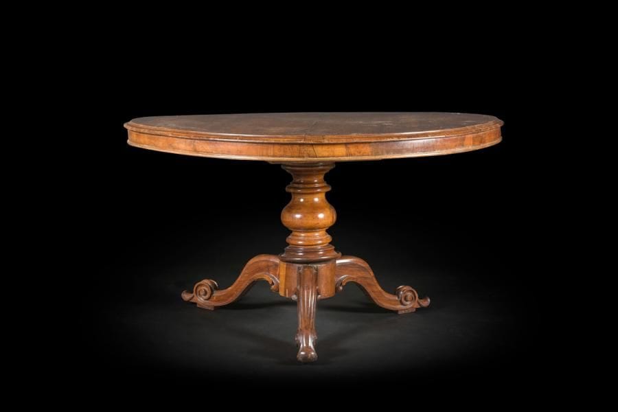 Grand guéridon en noyer à plateau circulaire reposant sur un fût en balustre à piétement tripode ; (avec 2 allonges)
Milieu du XIXe siècle (accidents)
H : 74 cm, D : 129 cm
