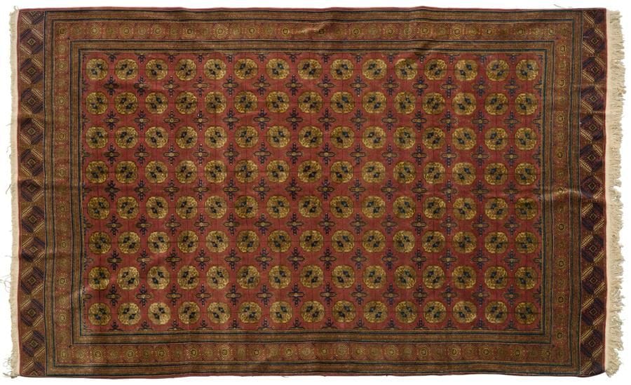 TURKMENISTAN 
Tapis à décor de gulls sur fond lie de vin.
306 x 208 cm