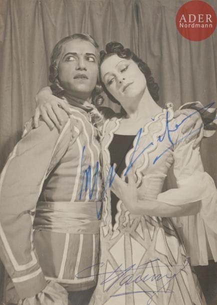 SEEBERGER FRÈRES [Photographes]
Serge LIFAR (1904 - 1986) et Yvette CHAUVIRÉ (1917 - 2016) dans le ballet « Les animaux modèles », à l’Opéra de Paris.
Tirage argentique mat. 1942 ?
Dédicacé par Serge Lifar et Yvette Chauviré.
Tampon du photographe au dos.
19 x 14 cm

SEEBERGER FRÈRES (Братья Зебергер) [фотографы]
Сергей Михайлович ЛИФАРЬ (1904 - 1986) и Иветт ШОВИРЕ (1917 - 2016) в балете Образцовые животные, в Парижской Опере.
Матовая серебряная фотография. 1942 ?
Автографы Сержа Лифаря и Иветты Шовире.
Штамп фотографа на обороте.
19 х 14 см