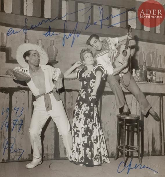 SEEBERGER FRÈRES [Photographes]
Serge LIFAR (1904 - 1986) en compagnie de deux autres danseurs.
Tirage argentique brillant. 1943.
Dédicacé par Serge Lifar en 1977.
Cachet à sec du photographe. Tampon du photographe au dos.
17,5 x 17,5 cm

SEEBERGER FRÈRES (Братья Зебергер) [фотографы]
Сергей Михайлович ЛИФАРЬ (1904 - 1986) с двумя танцовщиками.
Глянцевая серебряная фотография. 1943.
Автограф Сержа Лифаря 1977 года.
Тиснение фотографа на фотографии. Штамп фотографа на обороте.
17,5 х 17,5 см