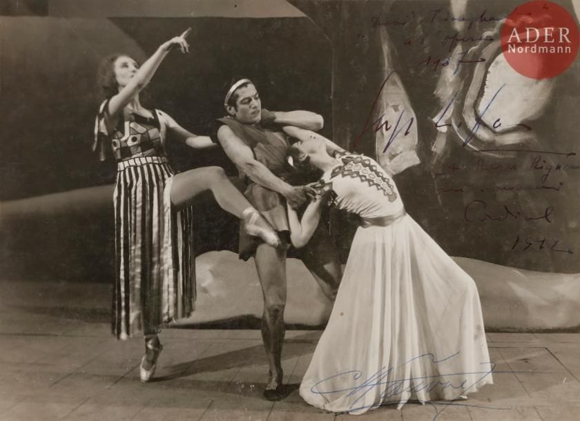 Gaston et Lucien MANUEL [photographes]
Serge LIFAR (1904 - 1986), Yvette CHAUVIRÉ (1917 - 2016) et Lycette DARSONVAL (1912 - 1996) dans le ballet David triomphant
Tirage argentique mat.
Dédicacé par Serge Lifar à Roger Rignoult et daté 1942. Signature autographe d’Yvette Chauviré.
Tampon du photographe au dos. Annotations au dos, donnant le nom des danseurs, celui du spectacle et la date.
17 x 23 cm

« David triomphant » est un ballet en deux actes, chorégraphie est de Serge Lifar sur une musique de Vittorio Rieti. Première représentation en 1936.

Gaston et Lucien MANUEL (Гастон и Люсьен Мануэли) [фотографы]
Сергей Михайлович ЛИФАРЬ (1904 - 1986), Иветт ШОВИРЕ (1917 - 2016) и Лисетт ДАРСОНВАЛЬ (1912 - 1996) в балете Торжествующий Давид.
Матовая серебряная фотография. 1936 ?
Посвящение Сержа Лифаря к Роже Ринье с датой 1942 и автограф Иветты Шовире.
На обороте штамп фотографа, надписи с указанием танцовщиков и название представления, дата.
17 х 23 см
«Торжествующий Давид» балет в 2 актах и 3 картинах на музыку К. Дебюсси и М. П. Мусоргского, в аранжировке В. Риети, ритмы С. Лифаря, сценограф и балетмейстер Лифарь. 1936.