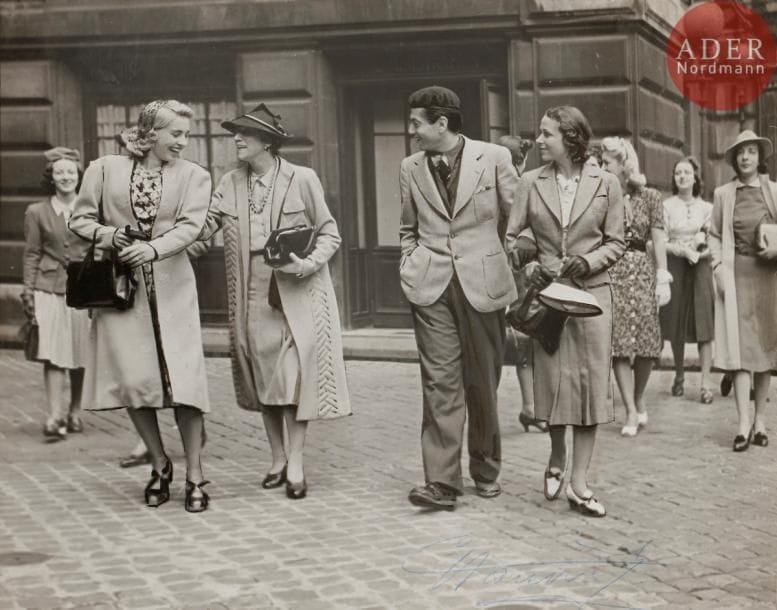 B. M. BERNAND [photographe]
Photographie sortie des artistes. Palais Garnier. Au premier plan, Lycette DARSONVAL (1912 - 1996) avec Carlotta ZAMBELLI (1875 - 1968) à gauche et Serge LIFAR (1904 - 1986) avec Yvette CHAUVIRÉ (1917 - 2016). 
Tirage argentique brillant. Circa 1940.
Signature autographe d’Yvette Chauviré.
Tampon du photographe au dos. Titré, situé et identifié au dos.
15,5 x 19,7 cm

B. M. BERNAND (Б. М. Бернан) [фотограф]
Выход артистов из Пале Гарнье.
На первом плане слева - Лисетт ДАРСОНВАЛЬ (1912 - 1996) с Карлоттой ЗАМБЕЛЛИ (1875 - 1968); справа - Сергей Михайлович ЛИФАРЬ (1904 - 1986) с Иветт ШОВИРЕ (1917 - 2016).
Глянцевая серебряная фотография. Около 1940.
Автограф Иветты Шовире.
Печать фотографа на обороте. На обороте надписи с указанием места, названия и имен артистов.
15,5 х 19,7 см