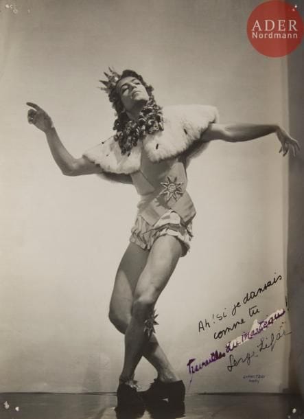 Boris LIPNITZKI (1887 - 1971) [Photographe]
Serge LIFAR (1904 - 1986)
Deux tirages argentiques.
1) Dans le rôle - titre du « Le Roi Nu » à l’Opéra. 1936
Porte en bas à droite une dédicace à l’encre bleue : Ah si je dansais comme tu travailles du marteau. Les mots du marteau remplacent d’autres mots (moins convenables?) après grattage de la surface argentique. Au dos, tampon du photographe et annotation manuscrite.
22,6 x 17 cm

« Le Roi nu » : chorégraphie de Serge Lifar ; argument de Serge Lifar ; d’après un conte d’Andersen ; musique de Jean Françaix, décor et costumes de Pedro Pruna. Première à l’Opéra de Paris, Palais Garnier, le 15 juin 1936.
2) Dans le « Cantiques des cantiques »
Au dos, tampon du photographe et annotation manuscrite.
23,5 x 17,3 cm
Le « Cantiques des cantiques » : ballet en deux actes, musique d’Arthur Honegger (1892 - 1955), argument de : Serge Lifar et Gabriel Boissy. Première à l’Opéra de Paris, Palais Garnier, le 2 février 1938.

Борис (Ефим Борисович) ЛИПНИЦКИЙ (1887 - 1971) [фотограф]
Сергей Михайлович ЛИФАРЬ (1904 - 1986)
Две серебряные фотографии.
1) В главной роли «Голый Король» в Парижской Опере. 1936 г.
Справа посвящение С. Лифаря синими чернилами : Ах, если я бы танцевал как ты управляешь молотком. Слова du marteau (молотком) заменяют других слова (менее приличные?) на стертом фотографическом слое.
На обороте штамп фотографа и надпись.
22,6 х 17 см
«Голый Король», одноактный балет-комедия по одноименной сказке Х. К. Андерсена. Компания Ж. Франсе, сценограф и балетмейстер С. Лифарь, художник П. Пруна. Премьера состоялась 15 июня 1936 г. в парижской Опере.
2) «Песнь песней»
На обороте штамп фотографа и надпись.
23,5 х 17,3 см
«Песнь песней» : двухактный балет на музыку Артюра Онеггера (1892-1955), балетмейстер Лифарь. Премьера состоялась 2 февраля 1938 г. в Парижской Опере.