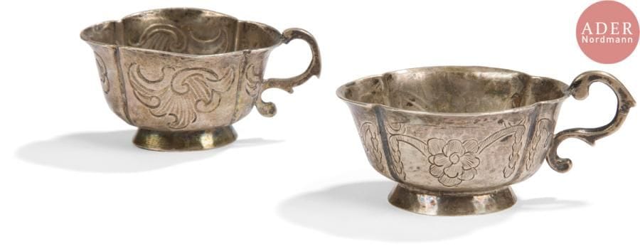 Deux tcharki (petites tasses à alcool fort) en argent. XVIIIe siècle.
Tcharka en argent gravé et repoussé.
Corps ovale à quatre côtes, sur piédouche, avec une anse en S.
Poinçons : Moscou, 17.., essayeur « С.Б » (Stepan Belkin de 1778 à 1788), alderman « А Θ П » (Fedor Petrov de 1759 à 1784) et orfèvre « С Θ » (répertorié mais non identifié).
Hauteur : 3,7 cm ; Poids : 27,66 g
Tcharka en argent gravé.
Corps ovale à quatre côtes, sur piédouche, avec une anse en S.
Poinçons : Moscou, 1778, essayeur « А.А » (Andreï Andreev de 1771 à 1779), alderman « А Θ П » (Fedor Petrov de 1759 à 1784) et orfèvre « А М К » (répertorié mais non identifié).
Hauteur : 3,2 cm ; Poids : 36,26 g

Две серебряные чарки. XVIII в.
Чарка овальная ложчатая, на поддоне, с ручкой в виде латинской буквы S.
Серебро, чеканка, гравировка
Клейма : Москва, 17.., пробирный мастер « С.Б » (Степан Белкин 1778 - 1788), алдерман « А Θ П » (Федор Петров 1759 - 1784) и мастер « С Θ » (неизвестный мастер).
Высота : 3,7 см ; Вес : 27,66 г
Чарка овальная ложчатая, на поддоне, с ручкой в виде латинской буквы S.
Серебро, гравировка
Клейма : Москва, 1778, пробирный мастер « А.А » (Андрей Андреев 1771 - 1779), алдерман « А Θ П » (Федор Петров de 1759 - 1784) и мастер « А М К » (неизвестный мастер).
Высота : 3,2 см ; Вес : 36,26 г