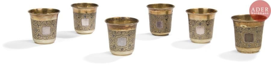 6 gobelets en vermeil niellé à décor de rinceaux.
Poinçons : 84, Moscou 1861, essayeur « ИА » (I. Avdeev) et orfèvre « АВ » (A. Vassiliev ?).
H : 4,5 cm ; Diamètre au col : 5,1 cm ; Poids brut : 157,54 g

Набор из 6 рюмок с растительным орнаментом.
Серебро, гравировка, чернь, золочение.
Клейма : 84, Москва 1861, пробирный мастер « ИА » (И. Авдеев) и мастер « АВ » (А. Васильев ?)
Высота : 4,5 см ; Верхний диаметр : 5,1 см ; Общий вес : 157,54 г