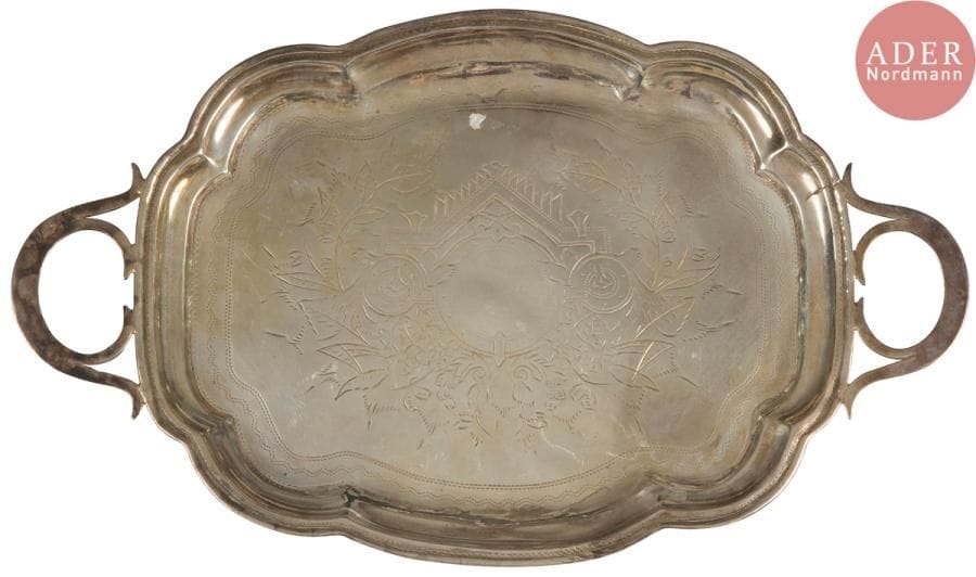 Petit plateau en argent gravé.
Poinçons : 84, Toula et orfèvre « ИЛ » (Itzka Khaïmovitch Lozinsky, fin XIXe).
27,5 x 17 cm ; Poids : 173,57 g

Маленький гравированный серебряный поднос.
Клейма : 84, Тула и мастер « ИЛ» (Ицка Хаимович Лозинский, конец XIX в.)
27,5 х 17 см ; Вес : 173,57 г