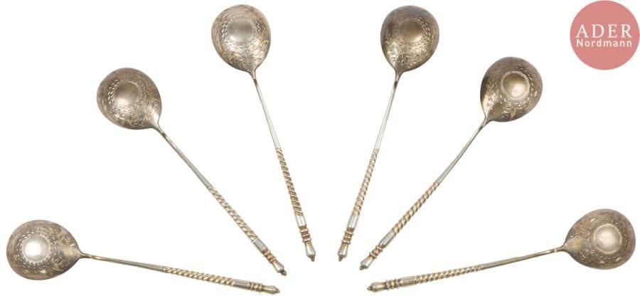 6 cuillères à thé en argent et vermeil gravées
Poinçons : 84, Moscou 1891, essayeur « А.А » (Anatoly Apollonovitch Artsybachev) et orfèvre « ВД » (Vassily Dmitriev).
Longueur : 13,4 cm ; Poids : 107,81 g

Набор из шести серебряных позолоченных чайных ложек с гравировкой.
Клейма : 84, Москва, 1891, пробирный мастер «А.А» (Анатолий Аполлонович Арцыбашев) и мастер «ВД» (Василий Дмитриев)
Длина 13,4 см ; Вес : 107,81 г