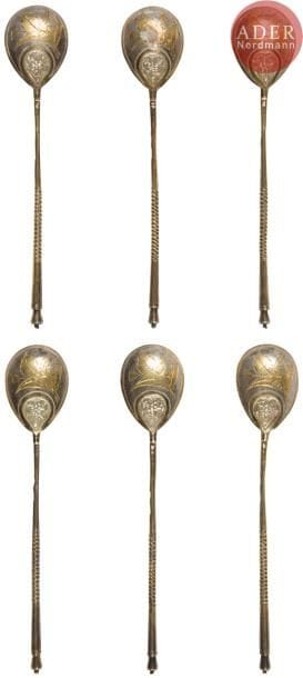 6 cuillères à thé en argent et vermeil gravées
Poinçons : 84, Moscou 1893, essayeur « А.А » (Anatoly Apollonovitch Artsybachev) et orfèvre « ПЕИ » (Pelagueïa Efimovna Ivanova).
Longueur : 12,7 cm ; Poids : 76,04 g

Набор из шести серебряных позолоченных чайных ложек с гравировкой.
Клейма : 84, Москва, 1893, пробирный мастер «А.А» (Анатолий Аполлонович Арцыбашев) и мастер «ПЕИ» (Пелагея Ефимовна Иванова)
Длина 12,7 см ; Вес : 76,04 г