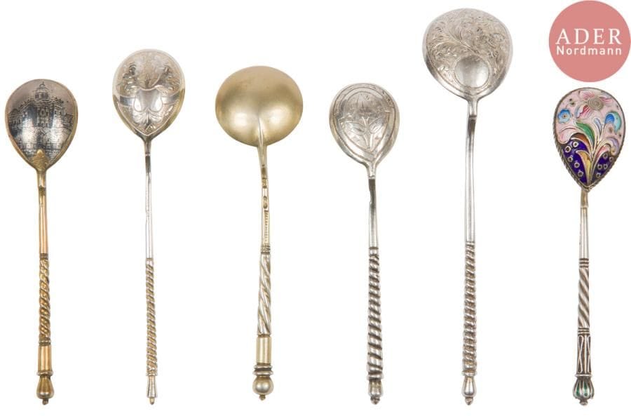 Six cuillères à café ou à thé.
1) Cuillère à café en argent et émail cloisonné. Manche partiellement torsadé.
Poinçons : 84, Moscou après 1908 et orfèvre « МС » (Maria Ivanovna Sokolova).
Longueur : 9,9 cm ; Poids : 13,68 g
2) Cuillère à café en vermeil à décor de monument niellé sur le dos du cuilleron. Manche partiellement torsadé.
Poinçons : 84, Moscou 1889 et orfèvre « ВА » (V Akimov).
Longueur : 10,2 cm ; Poids : 11,04 g
3) Cuillère à café en argent et vermeil. Manche partiellement torsadé.
Poinçons : 84, Saint - Pétersbourg entre 1899 et 1908, orfèvre « J.A » et « ВЛАДИМИРОВЪ » (magasin d’argenterie de Nikolaï Gavrilovitch Vladimirov).
Longueur : 10,5 cm ; Poids : 15,92 g
4) Cuillère à café en argent gravé. Manche torsadé.
Poinçons : 84, Moscou 1877 ?, orfèvre « КА » (Karl Wilhelmovitch Antriter).
Longueur : 10,1 cm ; Poids : 15,17 g
5) Cuillère à café en argent gravé. Manche torsadé.
Poinçons : 84, Moscou 18.. ?, orfèvre frappe partielle. Repoinçonée entre 1927 et 1946
Longueur : 11,2 cm ; Poids : 9,72 g
6) Cuillère à thé en argent gravé. Manche torsadé.
Poinçons : 84, Moscou 18.. ?, orfèvre « МИ » (Maxim Ivanov entre 1874 et 1890).
Longueur : 12,5 cm ; Poids : 16,92 g

Шесть маленьких серебряных ложек
1) Кофейная ложка с перегородчатой эмалью. Часть рукоятки витая.
Клейма : 84, Москва после 1908 и мастер « МС » (Марья Ивановна Соколова)
Длина : 9,9 см ; Вес : 13,68 г
2) Позолоченная кофейная ложка с видом архитектурного памятника (Москвы ?) с чернью. Часть рукоятки витая.
Клейма : 84, Москва, 1889 и мастер « ВА » (В. Акимов)
Длина 10,2 см ; Вес : 11,04 г
3) Кофейная ложка с позолотой. Часть рукоятки витая.
Клейма : 84, Санкт-Петербург 1899 - 1908, мастер « J.A » и « ВЛАДИМИРОВЪ » (Магазин серебряных изделия Николая Гавриловича Владимирова)
Длина 10,5 см ; Вес : 15,92 г
4) Кофейная ложка с гравировкой. Рукоятка витая.
Клейма : 84, Москва, 1877 ?, мастер « КА » (Карл Вильгельмович Антритер)
Длина 10,1 см ; Вес : 15,17 г
5) Кофейная ложка с гравировкой. Рукоятка витая.
Клейма : 84, Москва, 18.. ?, мастер ? Клеймо не полностью пробито. Новое клеймо образца 1927 - 1946 гг.
Длина 11,2 см ; Вес : 9,72 г
6) Чайная ложка с гравировкой. Рукоятка витая.
Клейма : 84, Москва, 18.. ?, orfèvre « МИ » (Максим Иванов 1874 - 1890).
Длина 12,5 см ; Вес : 16,92 г