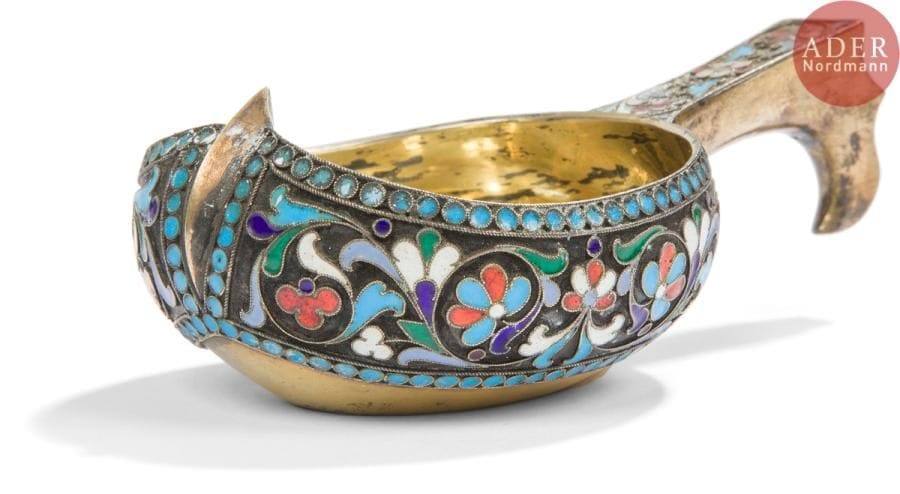 Kortchik - petit puisoir russe en vermeil et émail cloisonné polychrome
Poinçons :  84, Moscou, 1896, essayeur « А.А » (Anatoly Apollonovitch Artsybachev 1891 - 1896) et orfèvre « НС » (Nikolaï Fedorovitch Stroulev repertorié de 1883 à 1908).
Hauteur : 5 cm ; Dimensions : 11,9 x 8,5 cm ; Poids brut : 91,03 g

Серебряный позолоченный корчик с перегородчатой эмалью.
Клейма : 84, Москва, 1896, пробирный мастер « А.А » (Анатолий Аполлонович Арцыбашев 1891 - 1896) и мастер « НС » (Николай Федорович Струлев - упоминается в 1883 - 1908 гг.)
Высота : 5 см ; Размер : 11,9 х 8,5 см ; Общий вес : 91,03 г