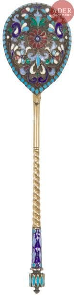 Cuillère en vermeil et émail cloisonné
Poinçons : 84, Moscou 1896 et maître orfèvre « ВД » (peut - être Vassily Dmitriev)
Longueur : 16 cm ; Poids brut : 42,2 g

Серебряная позолоченная ложка с перегородчатой эмалью.
Клейма : 84, Москва, 1896 и мастер « ВД » (возможно, Василий Дмитриев)
Длина : 16 см ; Общий вес : 42,2 г