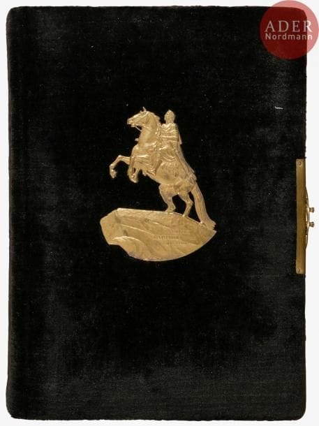 Album de photographie, couverture en velours noir ornée d’une applique en laiton doré représentant la statue de Pierre I.
Avec un fermoir à système. Cet album, doré sur tranches, comporte 20 feuillets cartonnés (40 pages) avec des fenêtres pour des photographies formats cabinet, cartes de visite, ovales et divers formats.
28,2 x 20,5 cm

Альбом для фотографий в черном бархате с накладной латунной позолоченной пластинкой с изображением Медного всадника (памятника Петру I).
Золотой обрез. Застежка на пружине. Содержит 20 картонных листов (40 страниц) с отверстиями для фотографий разного размера : кабинетные, визитки, овальные и прочие.
28,2 х 20,5 см