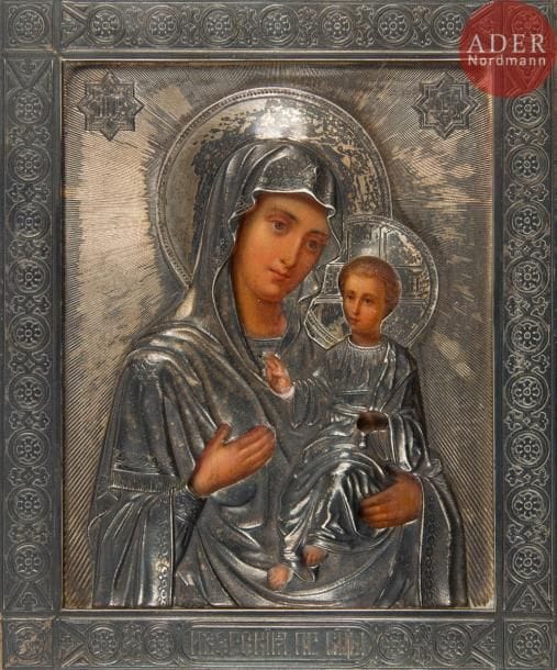Pavel Akimovitch OVTCHINNIKOV (1830 - 1888) [firme de ]
Icône de la Vierge d’Ivérie.
Oklad en argent repoussé et gravé. Dans un cadre en argent gravé. Reste de dorure. Le dos est recouvert de velours bordeaux.
Poinçons : 84, Moscou, 1888, maître essayeur « А.Р » (A. Romanov 1886  - 1894), orfèvre « АМ » (peut - être Alexandre Alexeevitch Moukhin), l’aigle de fournisseur de la Cour et «П.ОВЧИННИКОВ» (Pavel Akimovitch Ovtchinnikov, l’un des meilleurs orfèvres russes).
13,4 x 11 x 1,6 cm ; Poids brut : 242,16 g

Павел Акимович ОВЧИННИКОВ (1830 - 1888) [фирма]
Икона Иверской Божией Матери.
Чеканный серебряный оклад с гравировкой со следами золочения. В серебряной гравированной рамке. Оборот покрыт бархатом цвета бордо.
Клейма : 84, Москва, 1888, пробирный мастер « А.Р » (А. Романов 1886 -1894), мастер « АМ » (может быть, Александр Алексеевич Мухин), двуглавый орел поставщика Высочайшего Двора и «П.ОВЧИННИКОВ».
13,4 х 11 х 1,6 см ; Общий вес : 242,16 г