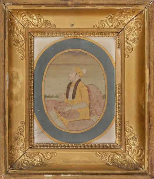 Portrait de nawab, Inde du Nord, Lucknow, XVIIIe siècle
Gouache ovale remontée sur papier présentant le nawab assis sur une terrasse, entouré de coussin. Encadrée.
Dim. miniature : 9 x 7 cm. Dim. cadre : 19,5 cm x 17 cm

Portrait of a Nawab, north India, Lucknow, 18th century