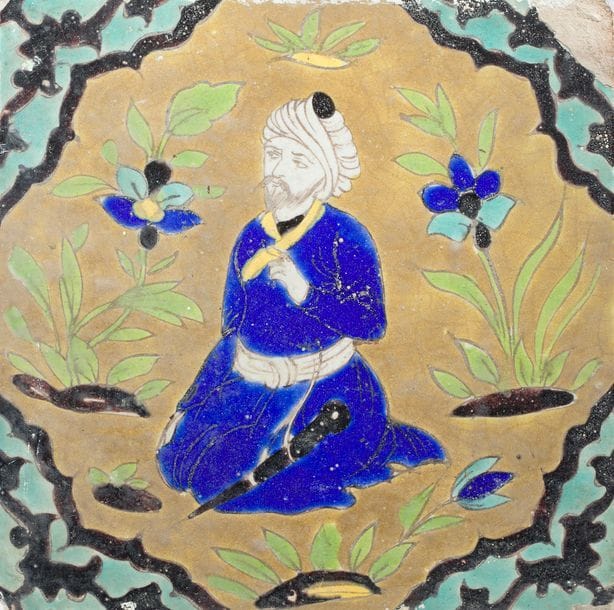 Deux carreaux en céramique à décor de personnages assis, Iran Qajar, XIXe siècle
Carreaux de revêtement en céramique à décor polychrome dit de lignes noires, présentant chacun un personnage enturbanné assis dans une mandorle sur fond bleu et brun. Partie de composition.
Dim. : 22 x 22cm
État : fracture recollée sur sur l’un.

Two Qajar pottery tiles depicting seated figures, Iran, 19th century