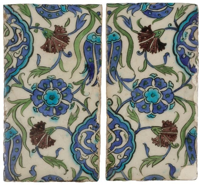 Trois carreaux de revêtement en céramique ottomane à décor de mandorles, Syrie, fin XVIe siècle
Céramiques siliceuses peintes en polychromie sur fond blanc à décor de mandorles et d’arabesques fleuries agrémentées de fleurs composites. Le troisième en deux parties reprend un décor similaire agrémenté de tulipes et d’œillets jaillissant de la mandorle.
Dim. : 24 x 19 cm ; 28 x 21 x 5 cm et dim. chaque partie : 23,5 x 12 cm
État : éclats sur les rebords.

Three Ottoman Syrian pottery tile fragments, late 16th century