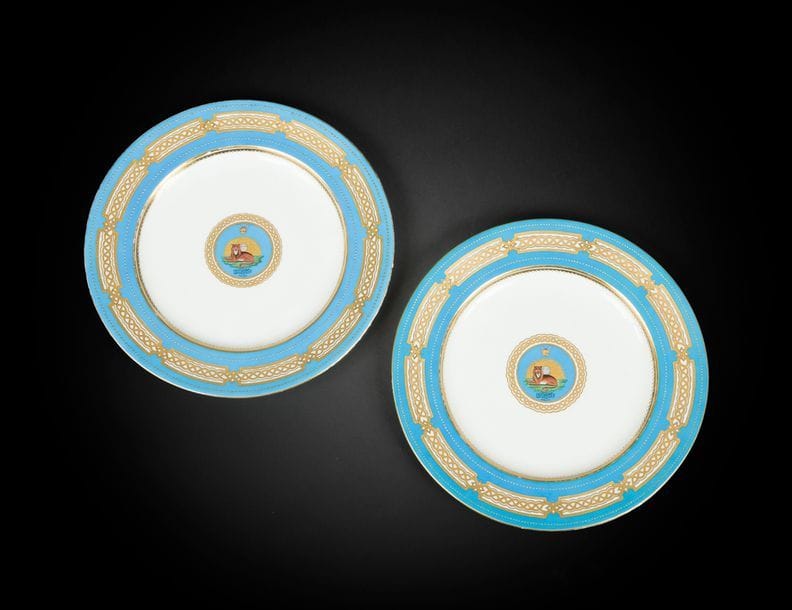 Deux assiettes en porcelaine aux emblèmes iraniens, shir- o khorshid, Angleterre, datées 1873
Médaillon central de l’emblème persan sur fond bleu, inscrit et daté 1290 H. / 1873. A la base, marque de manufacture Coalport London, Phillips, Oxford Street.
D. : 26 cm

Two porcelain plates with the Persian emblem Shir-o Khorshid, England, dated 1873