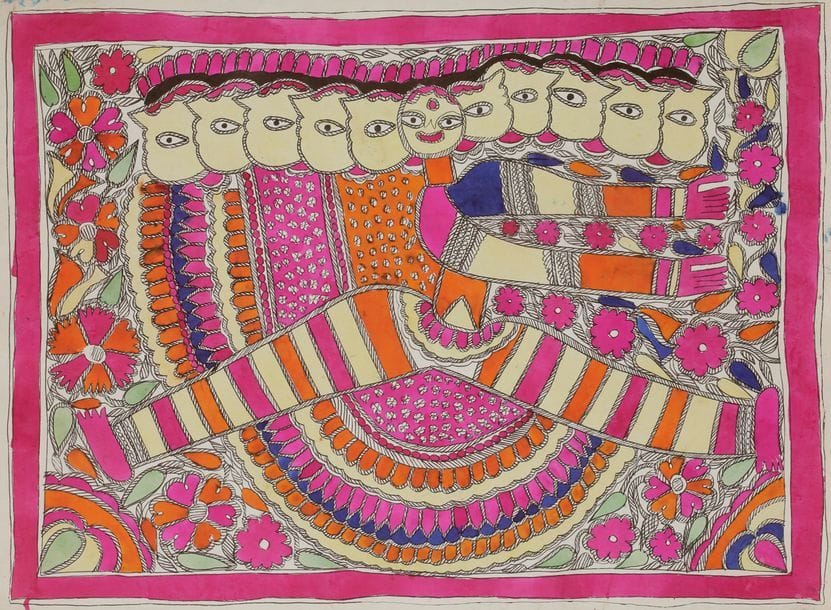 Voir l’entête lot 255

5 peintures :
- Scène du Ramayana. Rama et Lakshmana auréolés rencontrent Shabari appartenant à une tribu de la forêt. Elle indique à Rama le royaume de Pampasar où vit Sugriva qui sera d’une grande aide à Rama pour anéantir le démon Ravana. Style kachni. Au dos, nom écrit en devanagari : « Sumitra Devi. Époux : Surya Dev Lal Das. Rasidpur. Sujet/titre : Hommage à Shabri ».
- Déesse à la tête tranchée ou chhinnamasta, forme de déesse d’inspiration tantrique se rapprochant de Kali dansant sur Shiva. Elle tient dans l’une de ses mains sa propre tête coupée. Le sang coule dans son cou jusque dans la bouche de ses compagnons. Le couple sur lequel elle danse représente son origine divine ou la dualité dont elle se rit, car tout provient d’elle. Style kachni. Au dos, mention en devanagari : « Aridha Devi. painting three » et en chiffres arabes (semi illisible) : « 26/92/68[?] ».
- Rasamandala, Raslila, Raas ou encore Rasa : Krishna joue de la flûte entouré de gopis, gardiennes de troupeaux de vaches sacrées dansant en cercle autour de lui. Style kachni. Au dos, mention en écriture devanagari : « Krishna. Sasheela Devi ».
- Kurma, la tortue, avatar de Vishnu, avec sa couronne, sa conque et ses quatre bras. Pigments de holi. Style bharni.
- le démon Ravana. Prêtre, yogi, musicien, il use de ses pouvoirs pour tourmenter les hommes et les dieux. Style bharni. Pigments de holi. Mention en alphabet latin et chiffres arabes : « B. 28/6/76. » Le B se réfère certainement au système d’évaluation évoqué précédemment (cf. I1). Mention en devanagari : « Épouse de Ramesh Jha. Bamvan Dei Devi. Jitwarpur. Madhubani. ».

A collection of five watercolours from the Madhubani Mithila, Bihar, north India, circa 1970