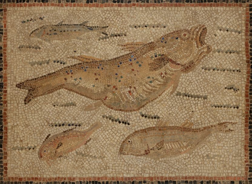 Mosaïque aux poissons
Tunisie, époque romaine, IIe-IIIesiècles apr. J.-C.
Fragment de mosaïque représentant quatre poissons nageant.
Calcite et pâtes de verre.
Restaurations.
H. : 57 cm, L. : 79 cm

Cette mosaïque est accompagnée d’une autorisation d’exportation du musée du Bardo (Direction des Antiques et Arts) datée du 12 mai 1914.