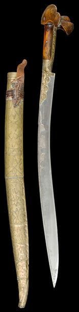 Sabre ottoman, yatagan, Turquie, daté 1292 H / 1875
Lame en acier damasquiné d’argent de demi-palmettes encadrant un cartouche rectangulaire, inscrit en arabe sur deux lignes, donnant le nom du propriétaire (Ali… ?) et la date de 1292 H / 1875, monture à oreille en bois et plaques de laiton à décor repoussé se prolongeant sur le talon, fourreau en laiton à décor zigzag et muni d’une pièce d’attache en cuir.
L. : 80 cm
État : lacets de cuir incomplets.

An Ottoman sabre, yatagan, Turkey, dated 1292 H. / 1875