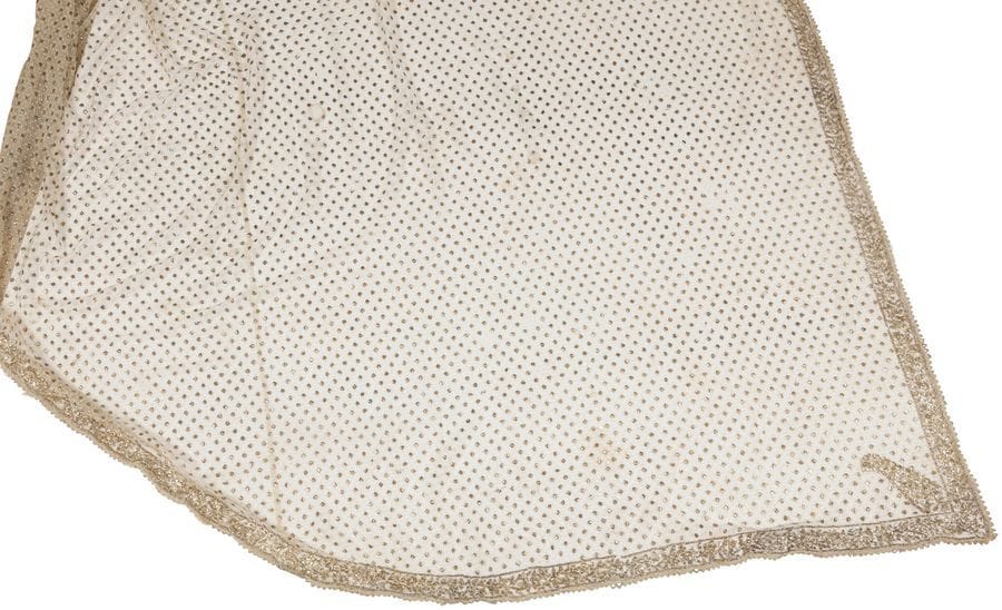 Grand voile de mariée en gaze brodée d’or, Iran, déb. XXe siècle
Long voile entièrement brodé de fils métalliques dorés et blancs, bordé de chaque côté d’une frise de motifs végétaux stylisés.
Dim. : 250 x 135 cm environ

A bride’s veil embroidered with gold thread, Iran, early 20th century