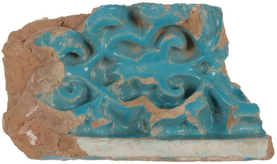 Trois fragments de carreaux de revêtement en céramique à décor moulé, Asie Centrale, XIIIe - XVe siècle
- Un à décor de rosace, de type cuerda seca, XIVe/XVe.
- Deux fragments de carreaux en céramique turquoise et bleue à décor fortement sculpté d’arabesques végétales, XIIIe siècle

Three pottery fragments with moulded decoration, Central Asia, 13th/14th century