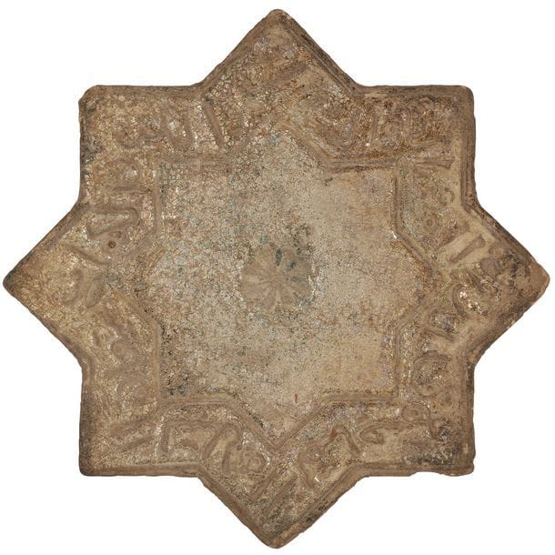 Deux carreaux de revêtement en céramique, Iran, XII-XIIIe siècle
L’un octogonal à décor moulé revêtu d’une glaçure monochrome turquoise fortement irisée d’une rosette bordée par une inscription probablement poétique, et le second tronqué à décor à reflets métalliques d’une composition florale sur fond vermiculé.
Dim. : 21 cm et 15 cm

Two pottery tiles, Seljuk Iran, 12th/13th century