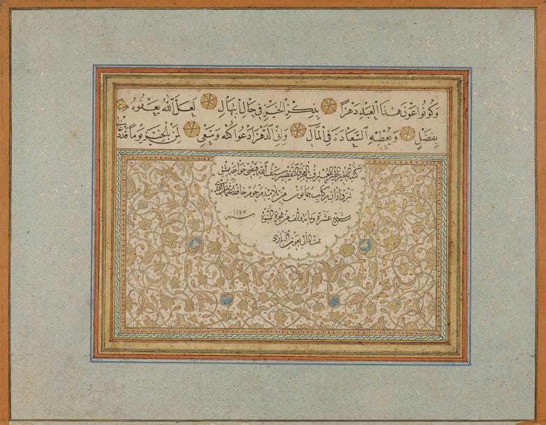 Album calligraphique, muraqqa’, signé Sayf Allah Fayzi Khawaja, un élève de Hafiz ‘Uthman, Turquie ottomane, daté 1117 H. / 1705-06
Le texte est une ode intitulée Bad’ al-Amali, composée par l’Imam Sirajuddin ‘Ali al-Ushi al-Farghani (m. 1179-80 AD).
Neuf feuillets sur cinq pages cartonnées, les feuillets arrangés avec une ligne médiane en thuluth noir séparant deux cartouches de trois lignes de naskh noir, réglures d’or, enluminures florales à l’or et couleur, à marges
vertes montées sur cinq pages cartonnées.
Colophon signé et daté par ce scribe impérial (Katib Humayun) : Khâjeh Saif Allâh Faîizi, l’élève de feu (marhum) Hâfiz Osman Effendi, daté 1117 H. / 1705-6. Reliure moderne en cuir ornée d’un médaillon polylobé garni de palmettes dorées.
Dim. reliure : 35,5 x 27,5 cm

Cet album est composé de neuf feuillets consécutifs. Ces feuillets, ou qit’a, ont été assemblés tardivement dans un bel album (muraqqa’) aux marges bleu-vert. Le texte intitulé Bad’ al-Amali est une ode religieuse en soixante-huit vers composée par Imam Sirajuddin ‘Ali al-Ushi al-Farghani (m. 1179-80). L’album est signé par Sayf Allah Fayzi qui, d’après le colophon, est un élève du grand calligraphe Hafiz Uthman (m. 1698). Sayf Allah n’est pas mentionné dans les principaux ouvrages de référence sur la calligraphie ottomane mais l’album est daté 1117 H. / 1705-06, soit sept ans après la mort de son maître calligraphe. Le style de Hafiz Uthman, basé sur l’étude de Shaykh Hamdullah (m. 1520), se développe pleinement après 1679 et ses plus belles œuvres datent de la fin de sa vie. En 1695, Hafiz Uthman est nommé professeur de calligraphie du Sultan Mustafa II, puis du Prince Héritier Ahmed III. Notre calligraphe, Sayf Ullah Faizi, a donc étudié avec un maître incontesté de la calligraphie ottomane. L’album est daté deux ans après l’accession au trône d’Ahmed III (r. 1703-30). Les belles enluminures florales qui décorent nos feuillets reprennent en tout point le goût opulent de 